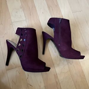Nine West peep toe booties in burgundy. Size 9